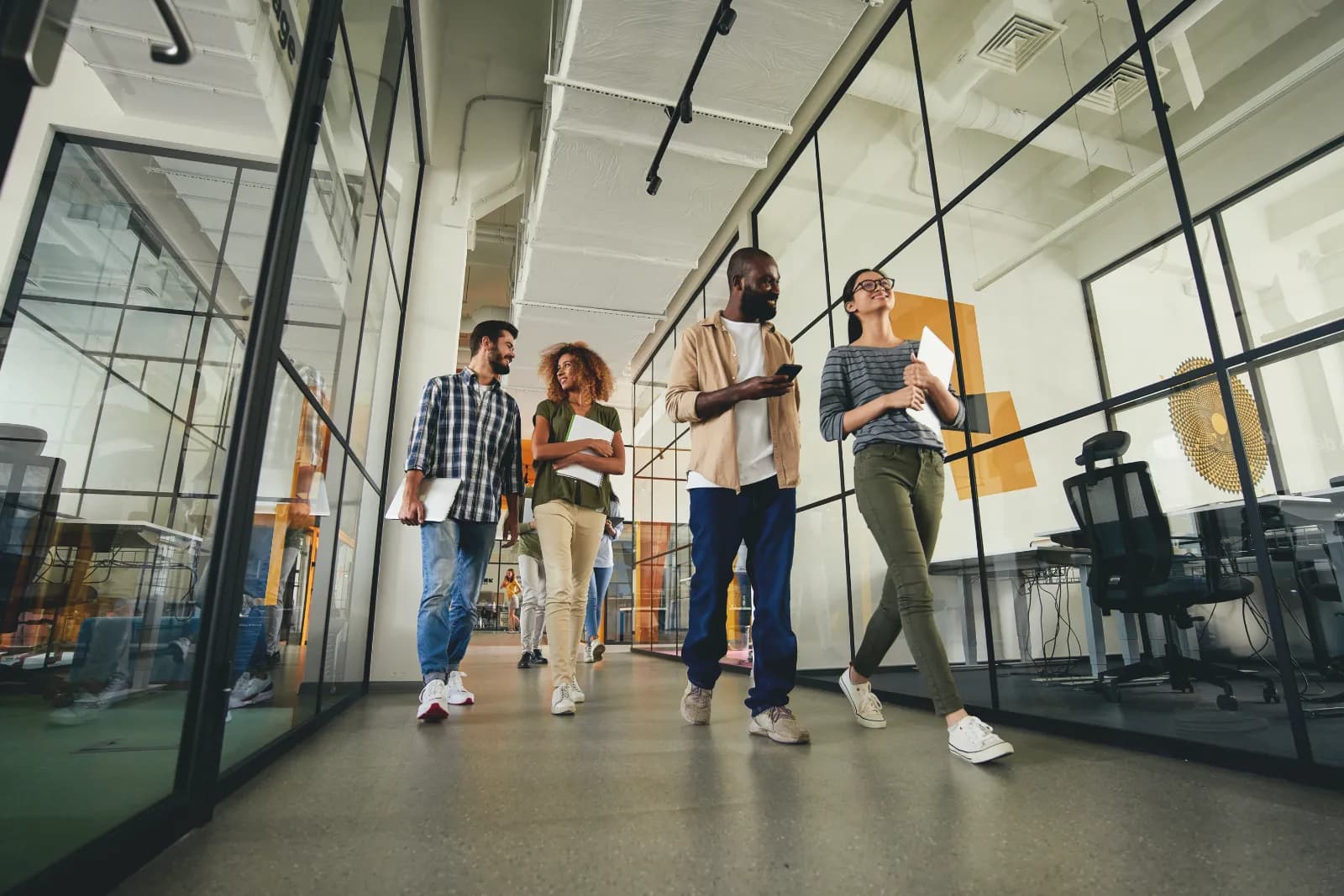 Collega's lopen samen door het kantoor